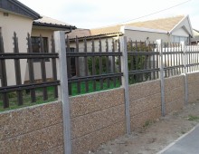 Palisade fence on top of Vibracrete